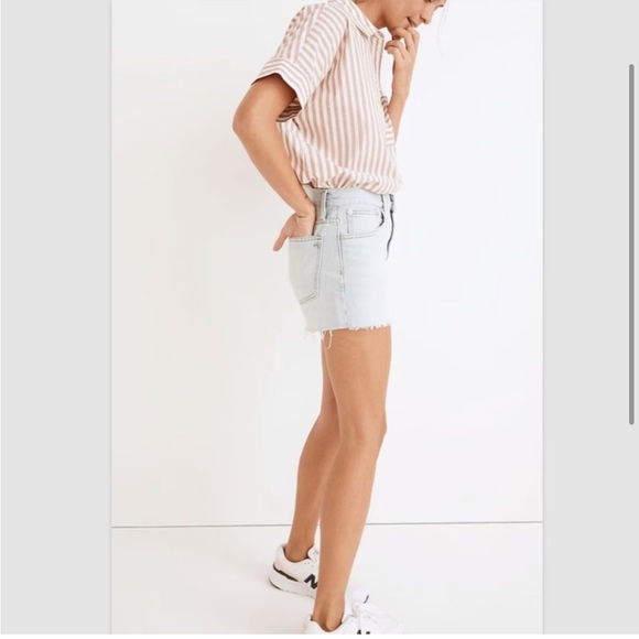 Madewell Relaxed Denim Shorts in Light Wash - Picture 2 of 10